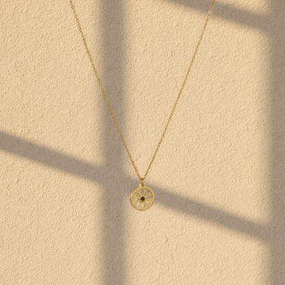 Monerose Soleil Ketting Gouden Munt variant, delicate gouden muntcoin hanger met zwarte zirkoon detail en gegraveerd bloemmotief, 18K goldplated 316L roestvrij staal, Lumière collectie van Monerose
