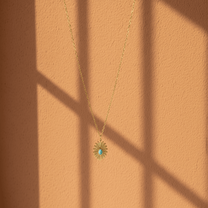 Monerose Soleil Ketting Turquoise Zon variant, gouden ronde zonnehanger met turquoise steen en gegraveerde zonnestralen, 18K goldplated 316L roestvrij staal, Lumière collectie van Monerose