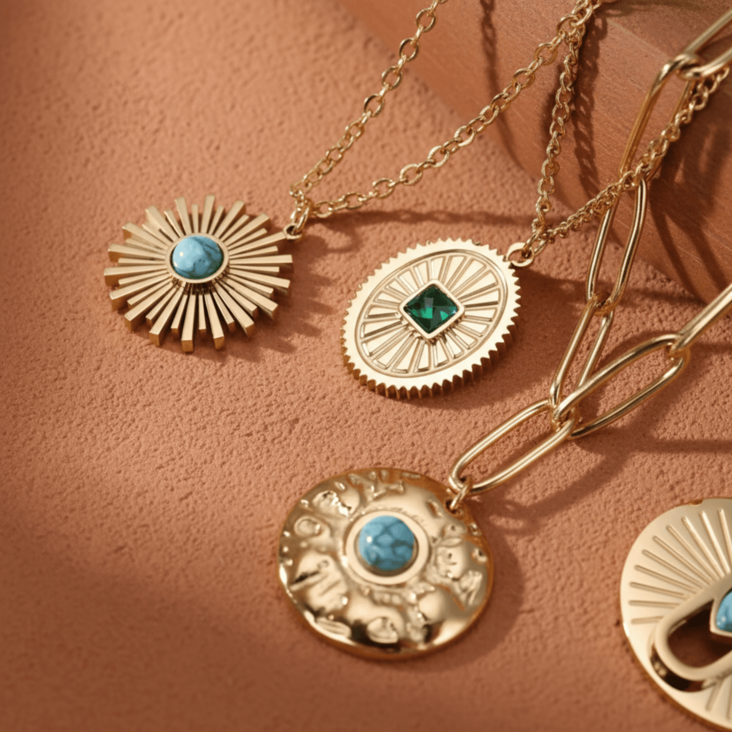 Monerose Soleil Ketting detailopname, Turquoise Zon en Smaragd Ovaal variant, 18K goldplated roestvrij staal met natuursteen
