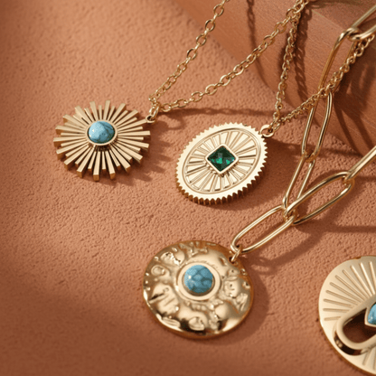 Monerose Soleil Ketting detailopname, Turquoise Zon en Smaragd Ovaal variant, 18K goldplated roestvrij staal met natuursteen