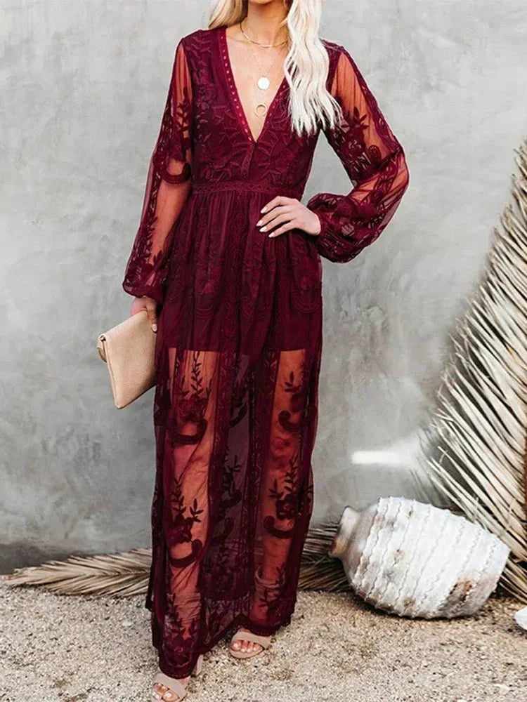 Robe longue en dentelle bordeaux transparente avec manches longues, décolleté en V, tenue élégante pour soirée, femme tenant une pochette beige.