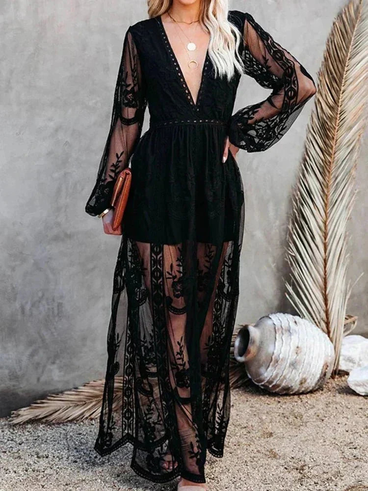 Robe longue noire en dentelle transparente, manches longues, décolleté en V, tenue élégante pour soirée, femme tenant une pochette marron.