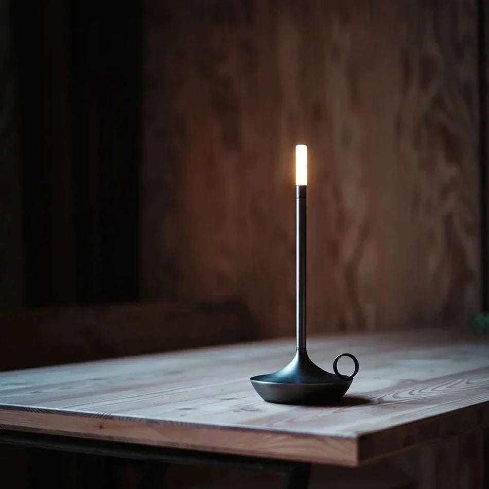 Minimalistische LED tafellamp met aanraakschakelaar in de vorm van een kaars