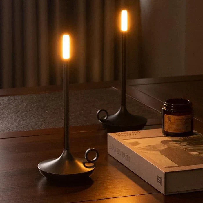 Minimalistische LED tafellamp met aanraakschakelaar in de vorm van een kaars