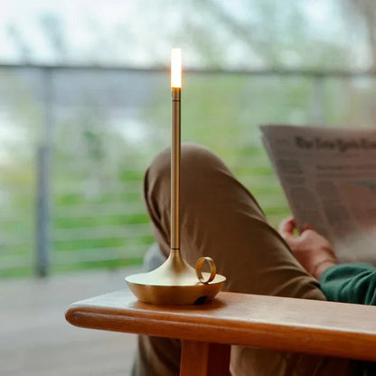 Minimalistische LED tafellamp met aanraakschakelaar in de vorm van een kaars