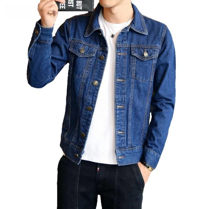 Veste en jean bleu pour homme, style décontracté, avec boutons métalliques et poches poitrine, portée sur un t-shirt blanc. Mode masculine tendance.