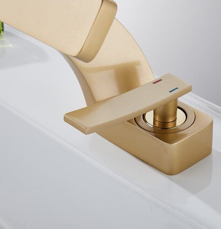 Elegante Armatur mit modernem Schwung für Küche und Bad