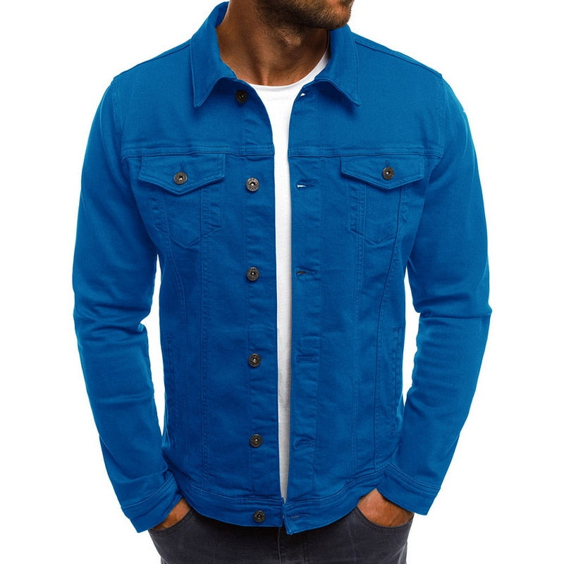 Veste en jean bleu pour homme, style décontracté, boutons noirs, poches poitrine, portée sur t-shirt blanc. Mode masculine tendance.