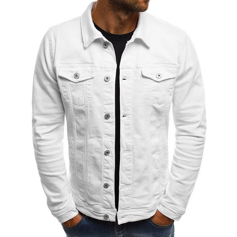 Veste en jean blanche pour homme, manches longues, boutons métalliques, poches poitrine, style décontracté, mode masculine tendance.