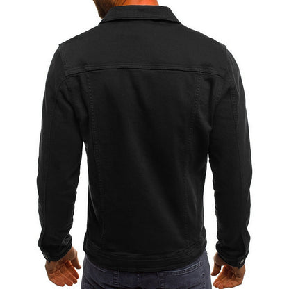 Homme portant une veste en jean noire vue de dos, mode masculine, style décontracté, vêtement tendance, automne-hiver.