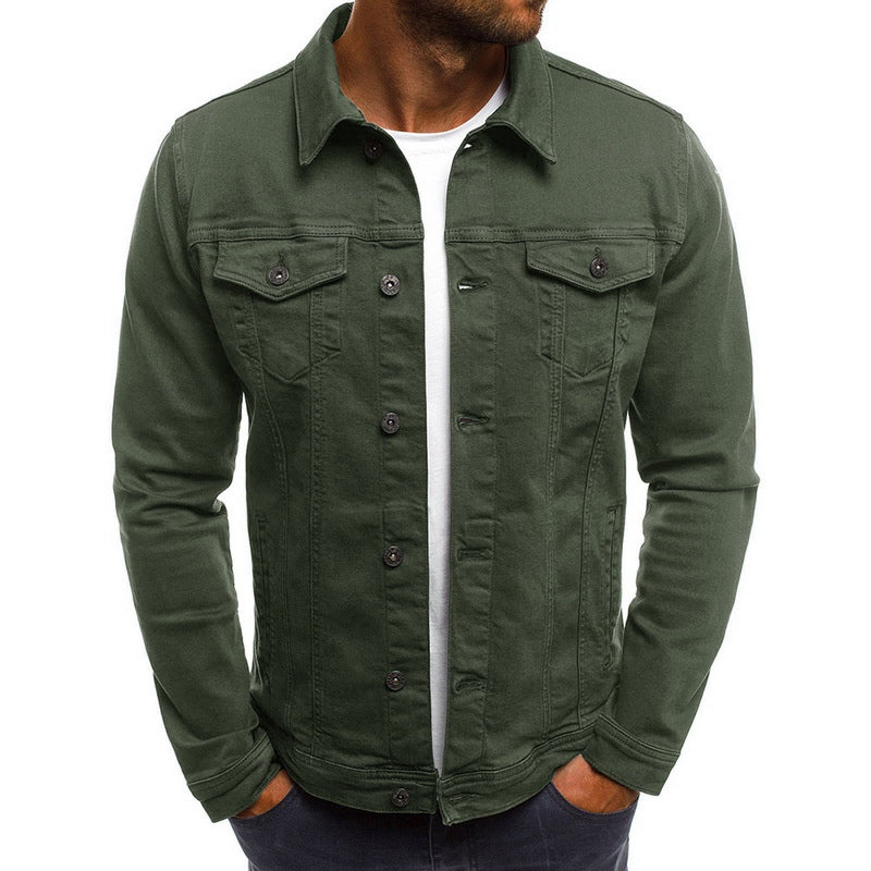 Veste en jean verte pour homme, style décontracté, avec boutons noirs et poches poitrine, portée sur un t-shirt blanc. Mode masculine tendance.