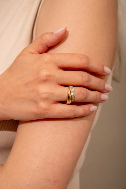 Eleganter gold- und silberfarbener Ring mit funkelnden Steinen (1+1 GRATIS)