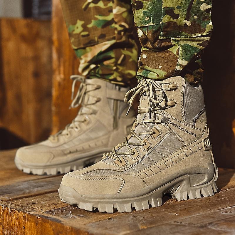 Bottes tactiques beiges robustes sur fond de bois, portées avec un pantalon camouflage. Chaussures militaires résistantes, idéales pour randonnée et aventure.