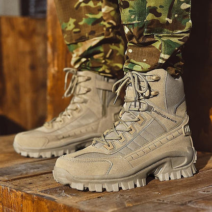 Bottes tactiques beiges robustes sur fond de bois, portées avec un pantalon camouflage. Chaussures militaires résistantes, idéales pour randonnée et aventure.