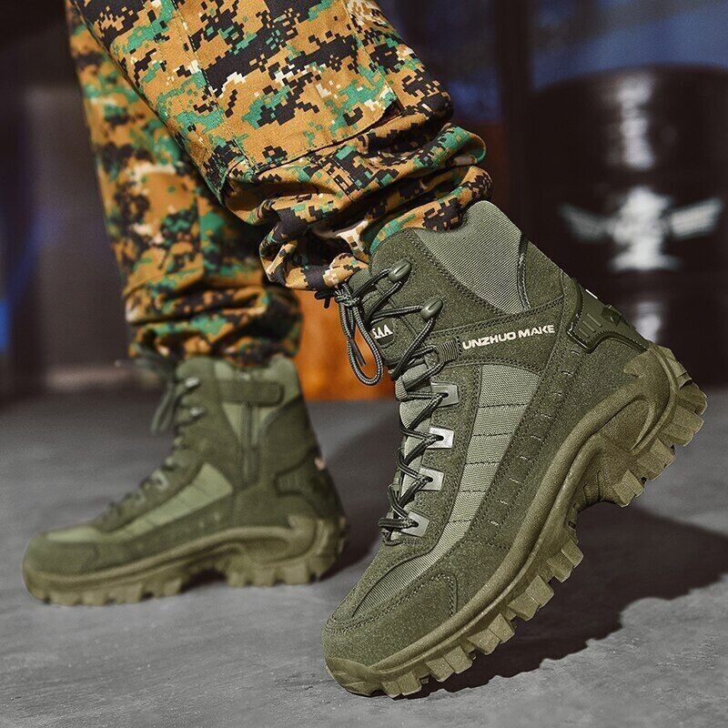 Bottes de randonnée vertes robustes sur fond de pantalon camouflage, idéales pour activités extérieures, trekking et aventure en plein air.