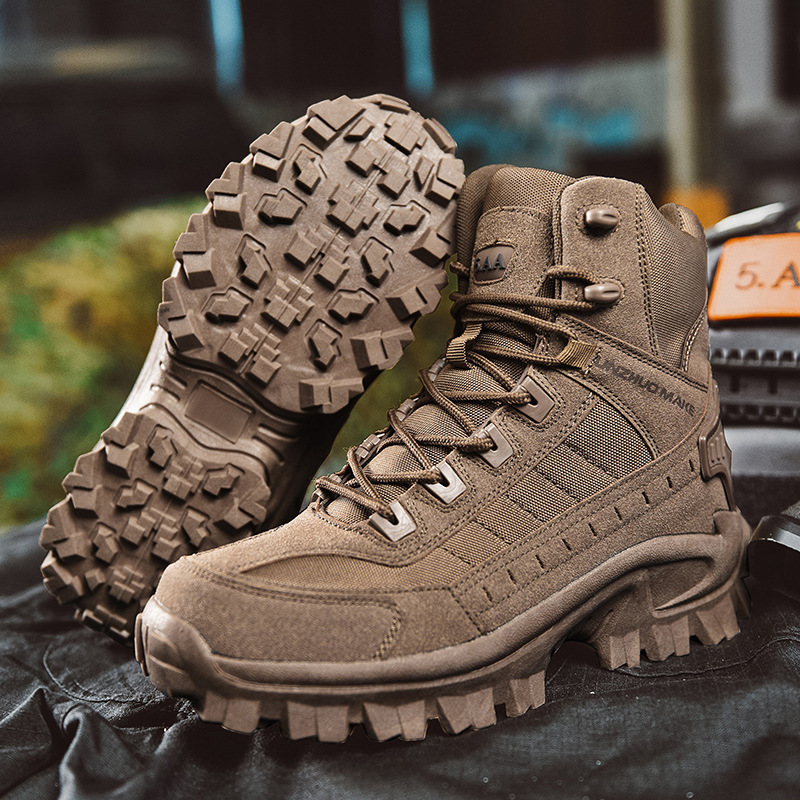 Chaussures de randonnée marron robustes avec semelles crantées, idéales pour trekking en montagne. Confort et durabilité pour activités extérieures.