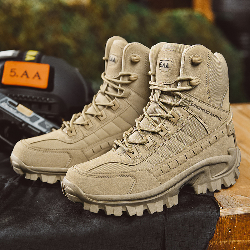 Bottes tactiques beige robustes avec semelle crantée, idéales pour randonnée et activités extérieures. Casque noir avec étiquette orange en arrière-plan.