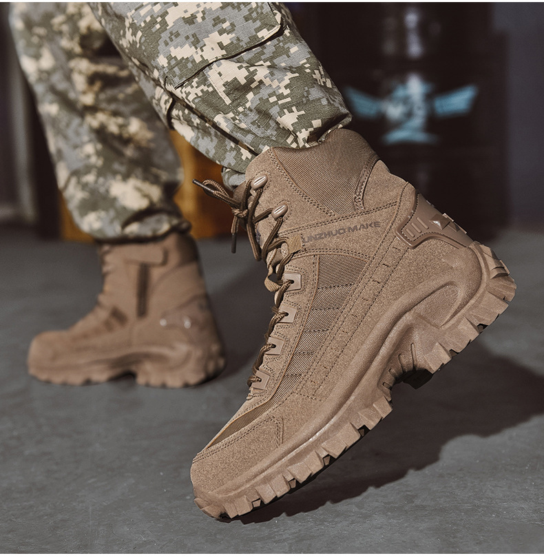 Bottes militaires marron robustes sur fond de sol gris, portées avec un pantalon camouflage. Chaussures tactiques résistantes pour activités extérieures.