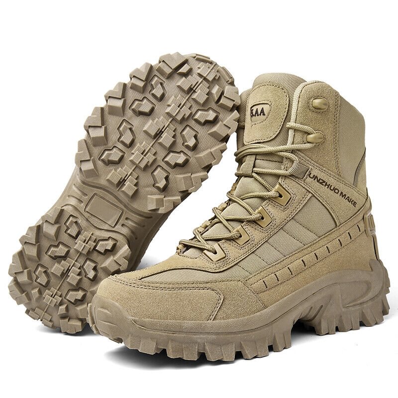 Bottes de randonnée tactiques beige avec semelle crantée robuste, lacets renforcés et design résistant. Idéales pour activités extérieures et trekking.