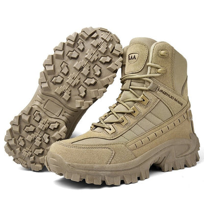 Bottes de randonnée tactiques beige avec semelle crantée robuste, lacets renforcés et design résistant. Idéales pour activités extérieures et trekking.