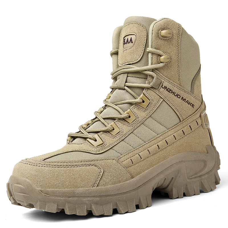 Chaussure de randonnée beige robuste avec semelle épaisse antidérapante, lacets renforcés et tissu résistant, idéale pour activités extérieures.