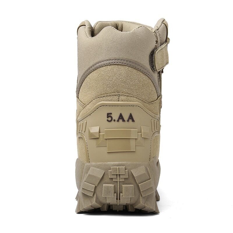 Botte militaire beige vue arrière, semelle antidérapante robuste, fermeture velcro, design résistant. Chaussure tactique outdoor pour randonnée.