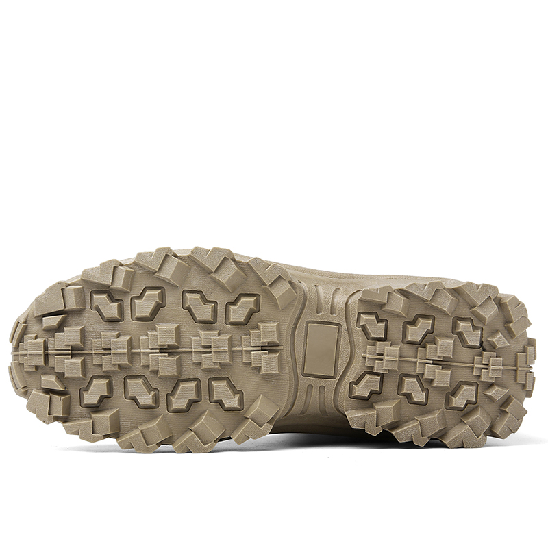 Semelle de chaussure de randonnée beige avec crampons robustes, offrant adhérence et durabilité. Idéale pour terrains accidentés et activités extérieures.