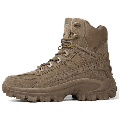 Chaussure de randonnée marron robuste avec semelle crantée, lacets renforcés et design résistant. Idéale pour trekking et activités extérieures.