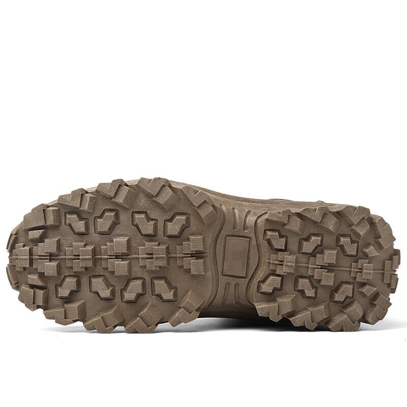 Semelle de chaussure de randonnée marron avec crampons robustes, idéale pour terrains accidentés. Chaussure outdoor, traction optimale, antidérapante.