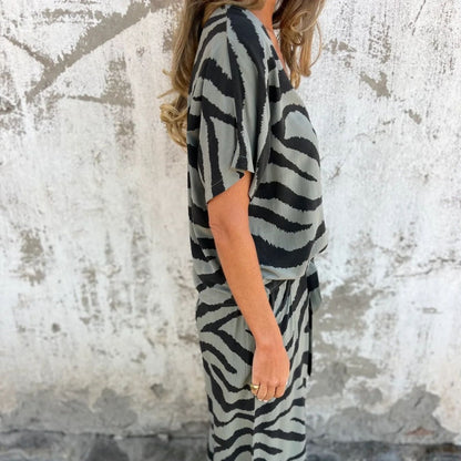 Alina™ - Ensemble top et pantalon à col en V imprimé zèbre