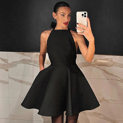 Sukienka koktajlowa z satyny o kroju flare - Valeria-Czarny-XS-Trend Polska