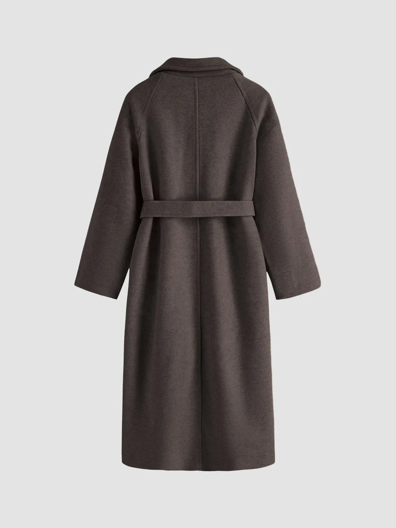 Manteau long en laine marron foncé avec ceinture, coupe élégante et minimaliste, idéal pour l'hiver. Mode femme, vêtement chaud et tendance.