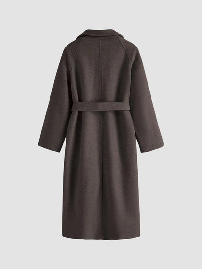 Manteau long en laine marron foncé avec ceinture, coupe élégante et minimaliste, idéal pour l'hiver. Mode femme, vêtement chaud et tendance.