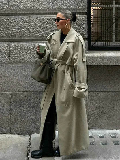 Eleganter Damen-Langmantel mit Rippkragen und Schnürung für einen lässigen Stil