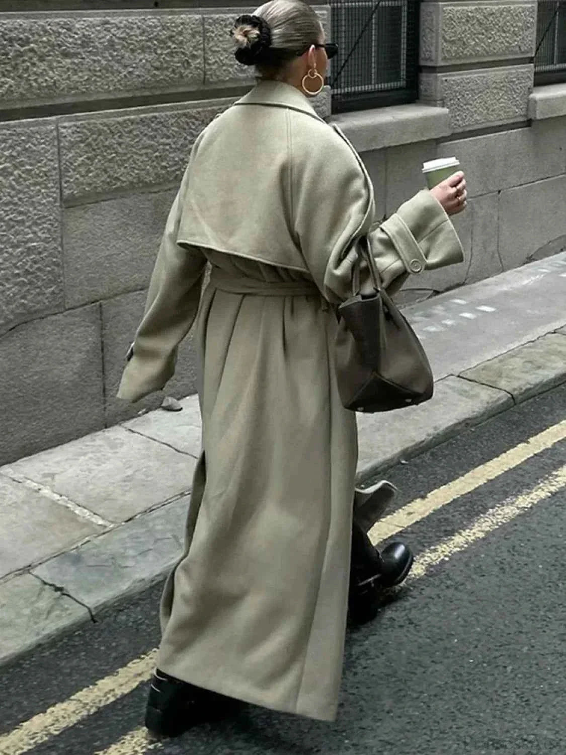 Eleganter Damen-Langmantel mit Rippkragen und Schnürung für einen lässigen Stil