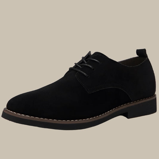 Chaussure derby noire en daim pour homme, élégante et moderne, avec semelle en caoutchouc, idéale pour tenues formelles et occasions spéciales.