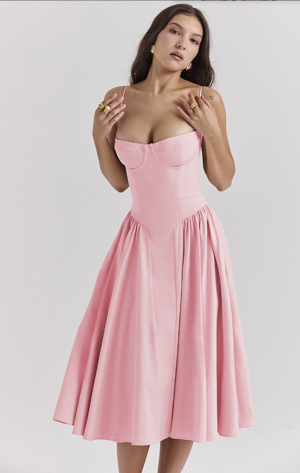 Femme portant une robe rose élégante, style vintage, avec corsage ajusté et jupe évasée. Mode féminine, tenue chic, robe de soirée.