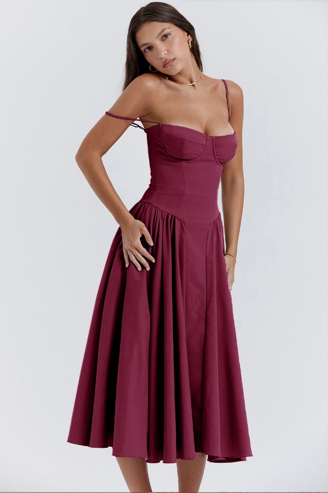 Robe midi bordeaux élégante avec bretelles fines, corsage ajusté et jupe évasée, portée par une femme. Mode féminine chic et tendance.