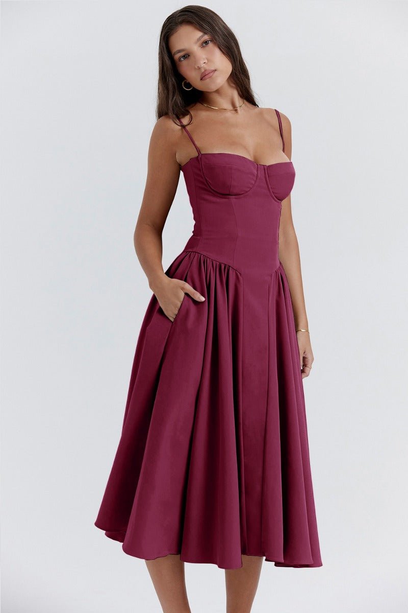 Robe midi bordeaux élégante avec bretelles fines, corsage ajusté et jupe évasée. Mode féminine chic, tenue de soirée tendance.