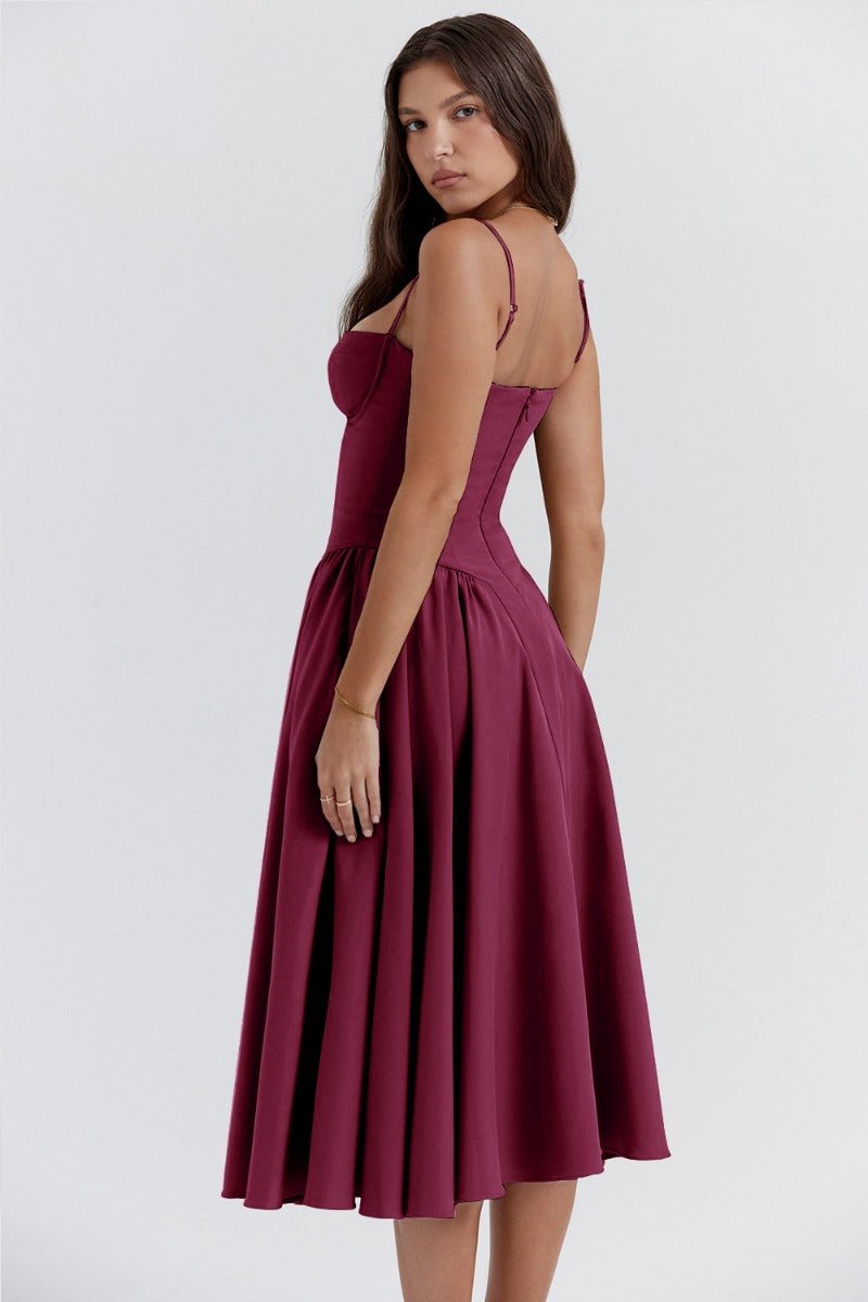 Robe bordeaux élégante, longueur mi-mollet, bretelles fines, coupe ajustée, style chic et moderne, idéale pour soirées ou événements spéciaux.