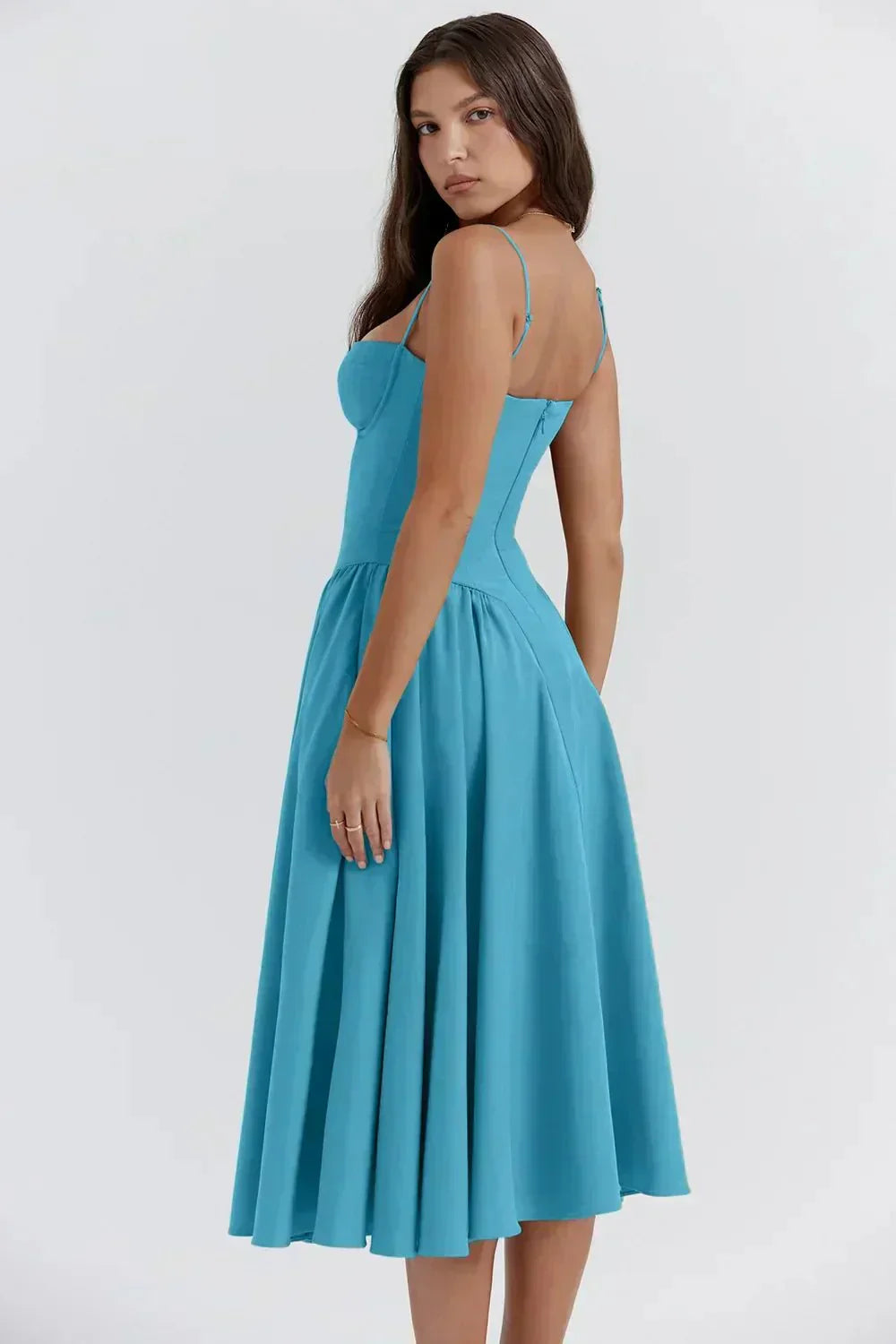 Robe bleue élégante pour femme, longueur mi-mollet, bretelles fines, coupe ajustée, style chic et moderne, mode féminine tendance.