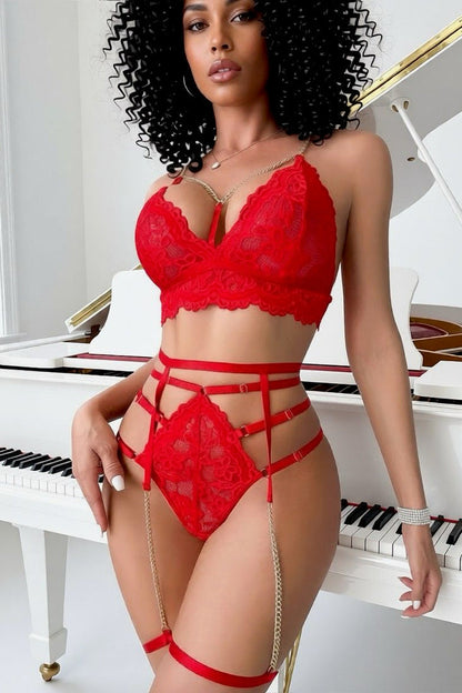 Rood gehaakt kant bh met kettingbandjes, jarretels en string – sexy 3‑delige set