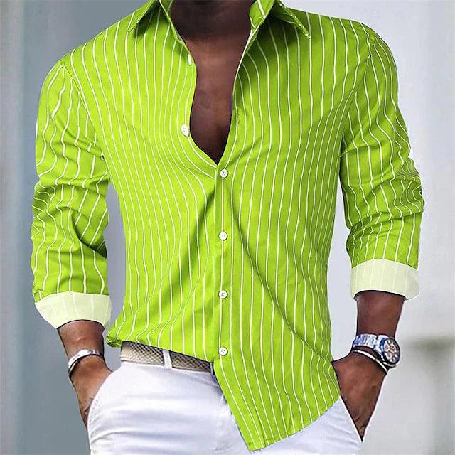 Chemise verte à rayures blanches pour homme, manches longues, col ouvert, portée avec pantalon blanc. Mode masculine élégante et moderne.