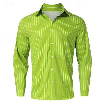 Chemise verte à rayures blanches, manches longues, col classique, boutons blancs. Mode homme élégante, tendance, vêtement décontracté.