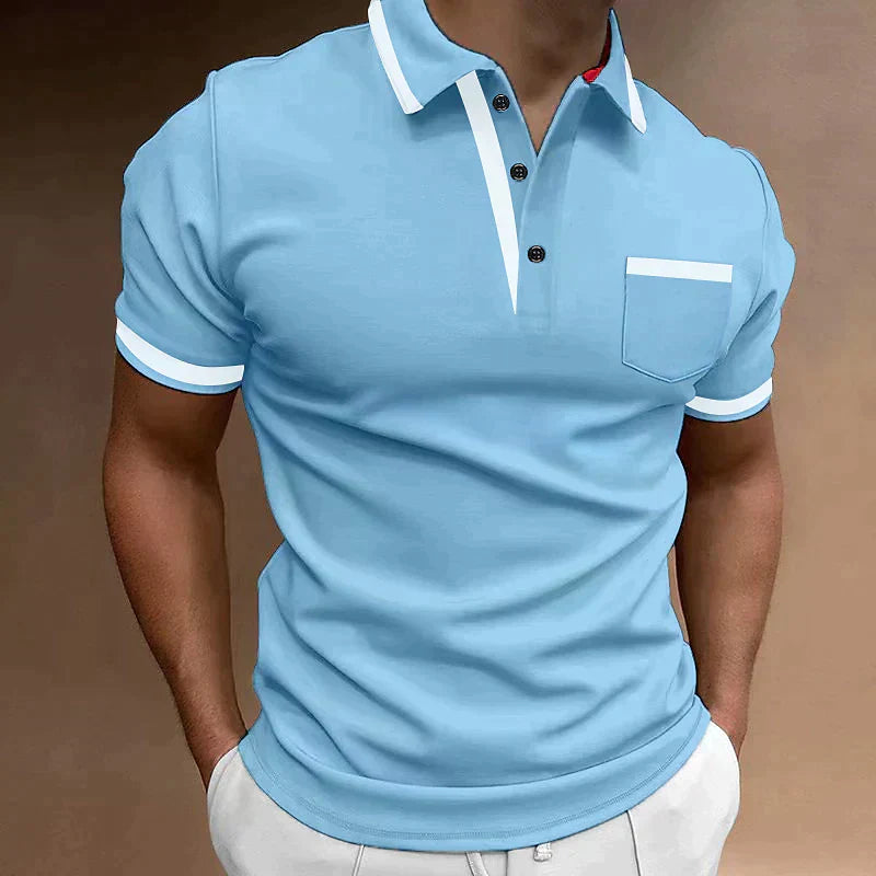 Homme portant un polo bleu clair avec col blanc et boutons noirs, poche poitrine, manches courtes, style décontracté. Mode masculine élégante.