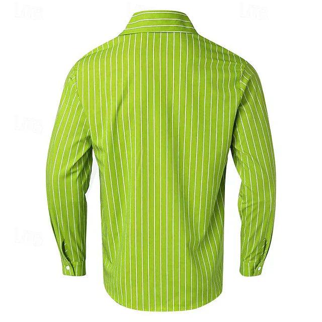 Chemise verte à rayures blanches verticales, manches longues, vue de dos. Mode homme élégante, tendance, style décontracté.