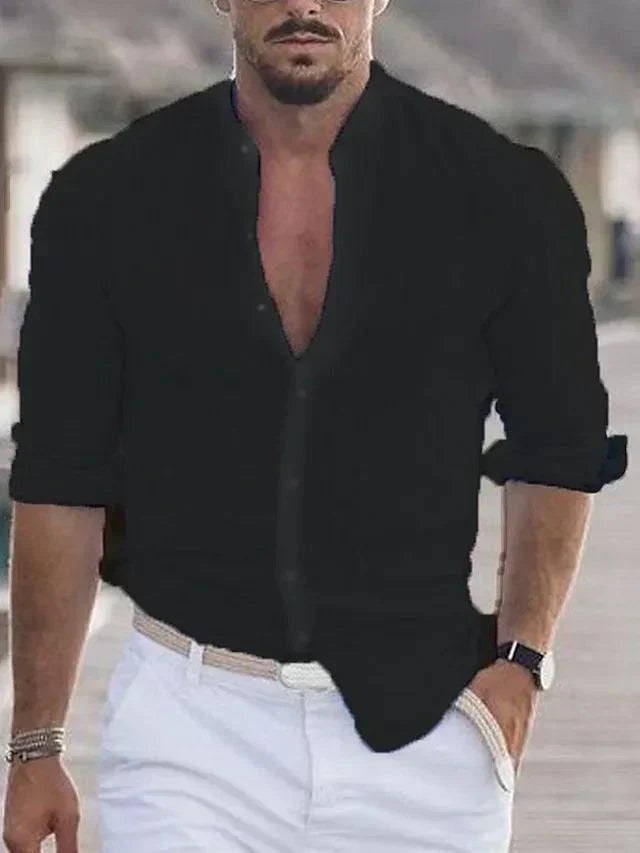 Homme en chemise noire élégante et pantalon blanc, marchant en extérieur. Mode masculine, style décontracté chic, montre-bracelet.